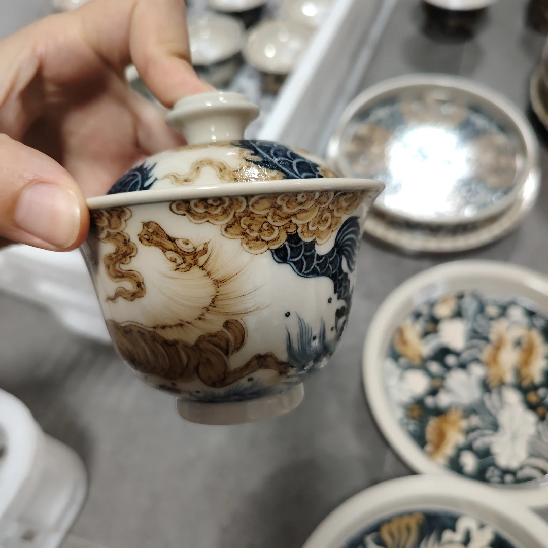 【央广甄瓷】立勤堂青花釉里金鱼化龙元宝盖碗