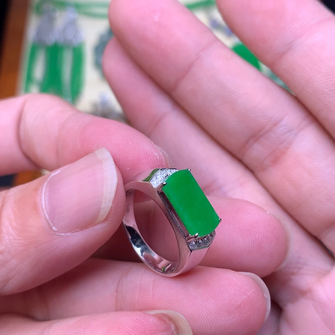 翡翠戒指18K金镶嵌方糖