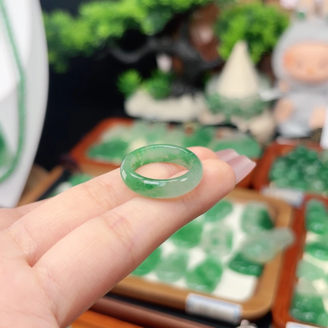 福***多石英质玉（非洲翠）未镶嵌颈饰
