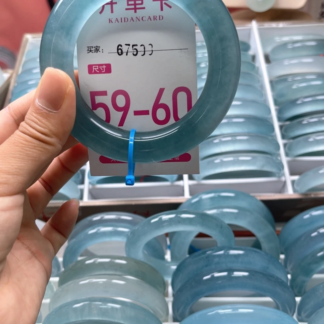 大***格未镶嵌手镯石英质玉