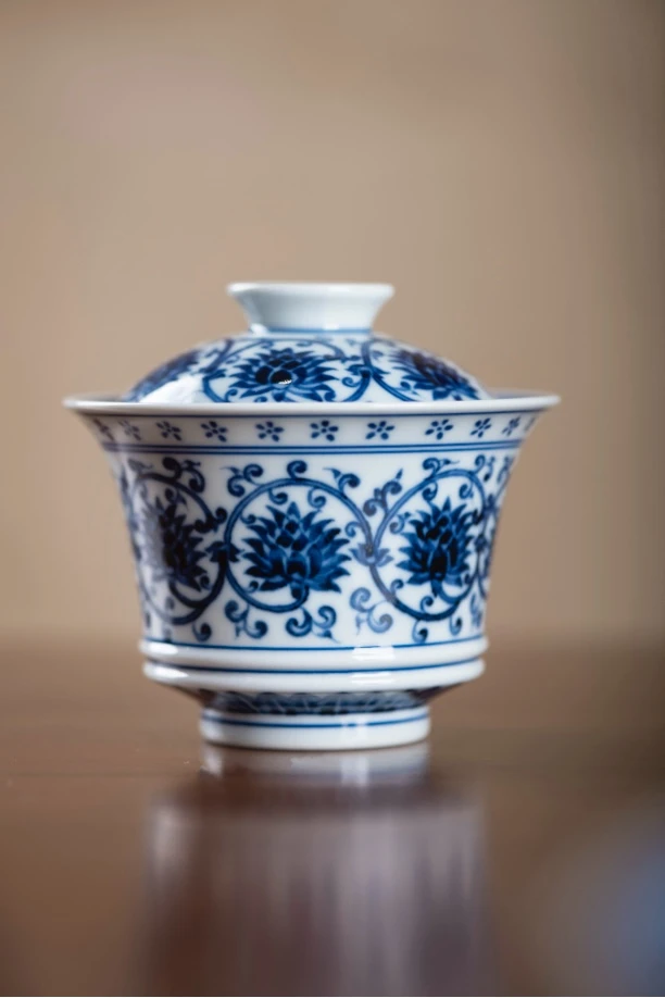 悟锦堂双线缠枝莲马蹄盖碗