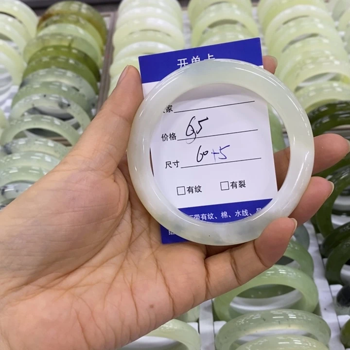 岫玉未镶嵌手镯（圆镯）