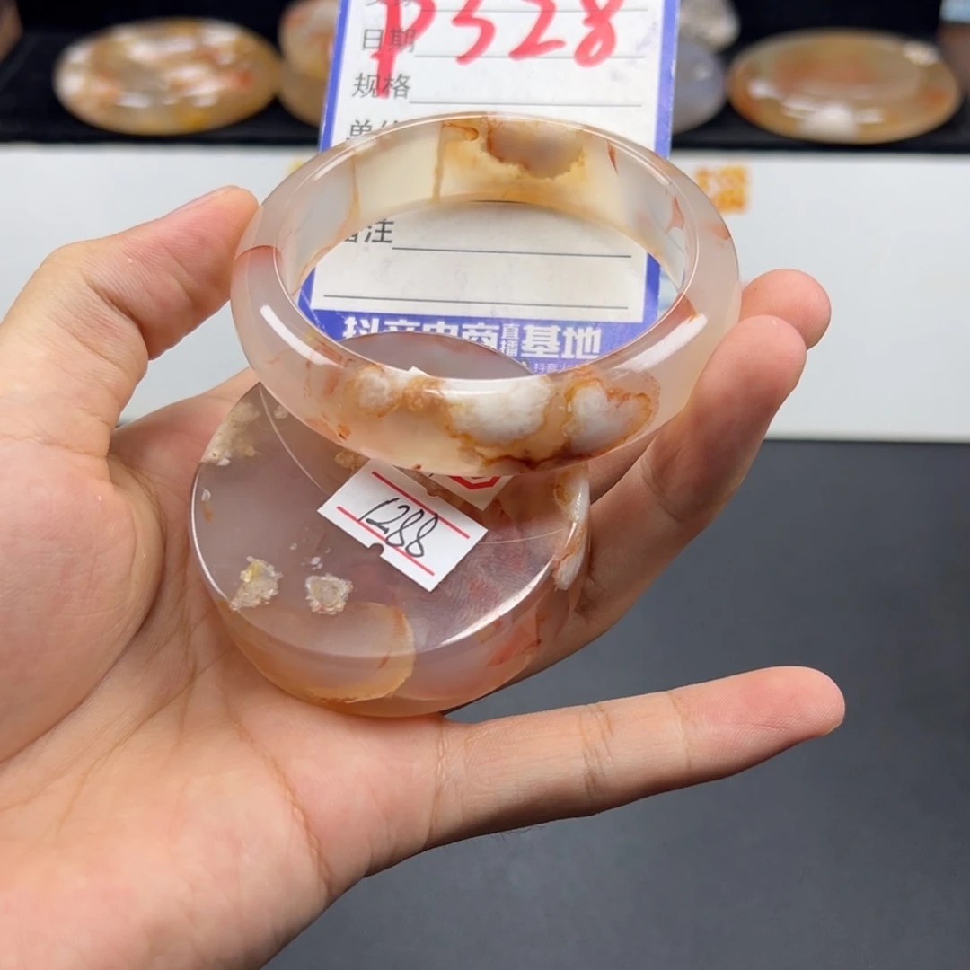 王***敏未镶嵌手镯石英质玉