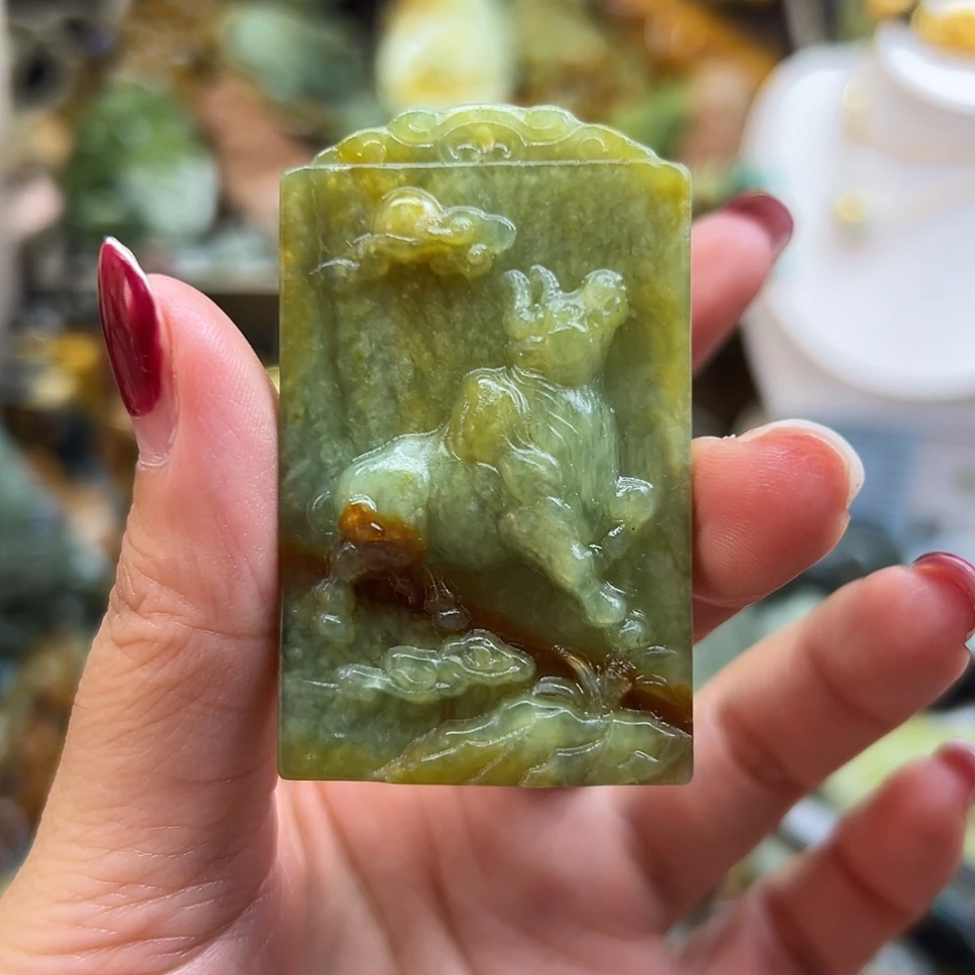 岫玉未镶嵌颈饰花玉脚踏鸿运小牛