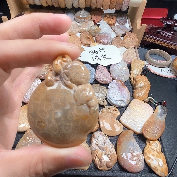 颈饰未镶嵌硅化珊瑚（珊瑚玉）