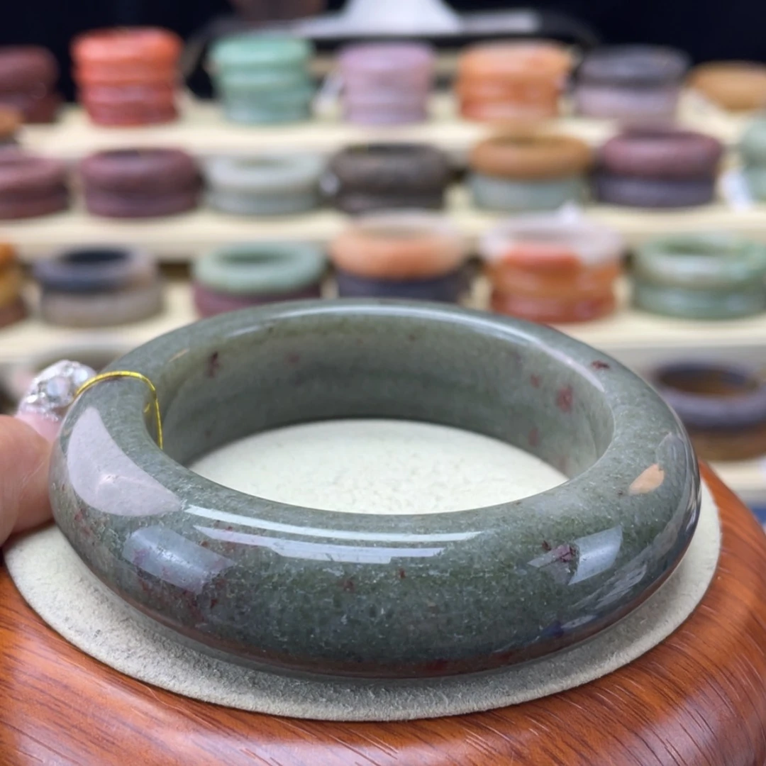 【闪购商品】石英质玉手镯未镶嵌大**乔