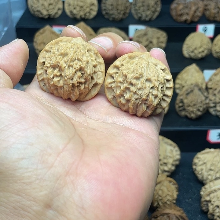 【闪购商品】文玩核桃把件狼**里野生宫灯