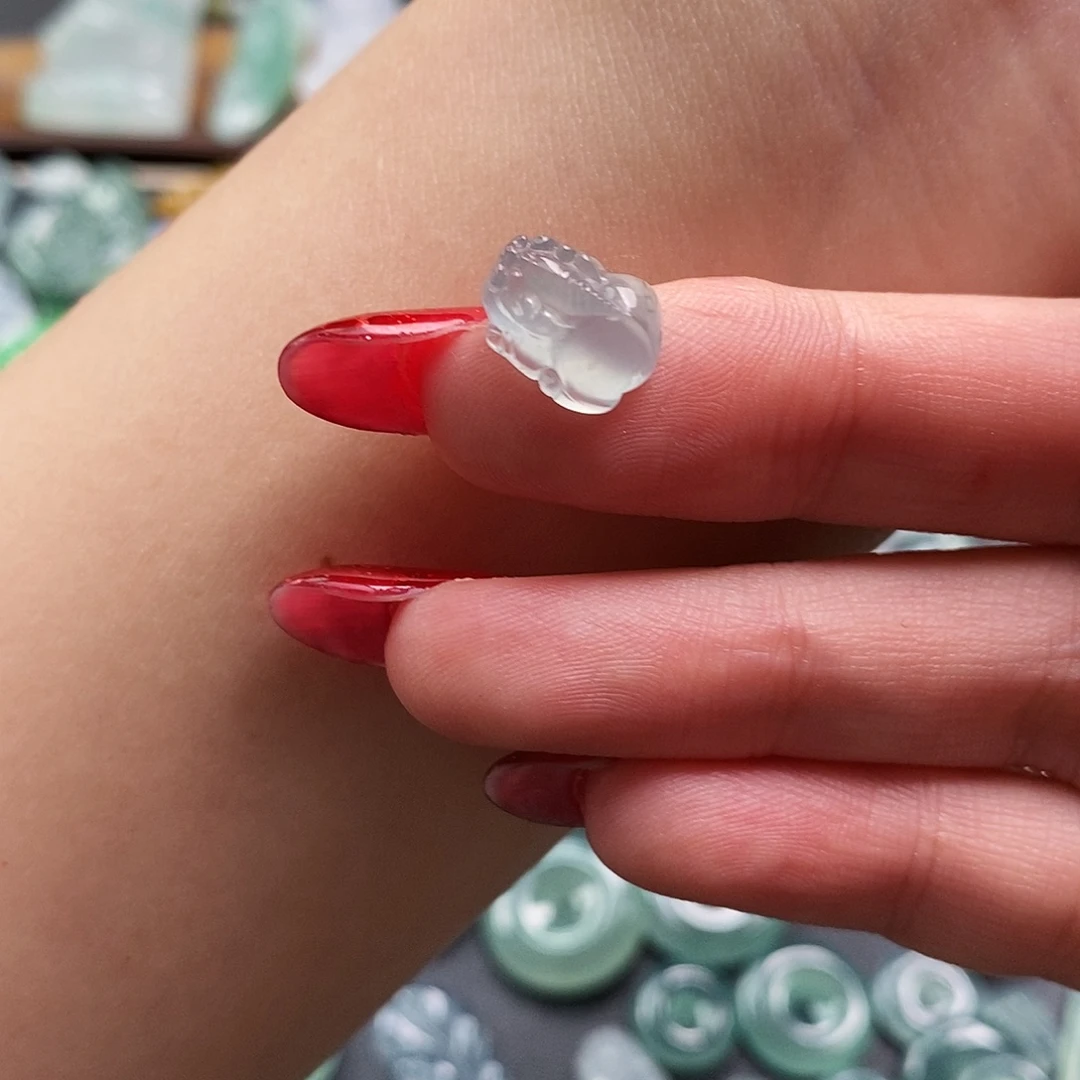 翡翠未镶嵌颈饰貔貅