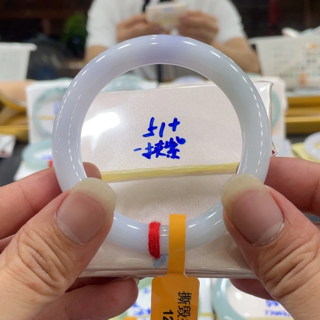 翡翠手镯未镶嵌翡翠手镯