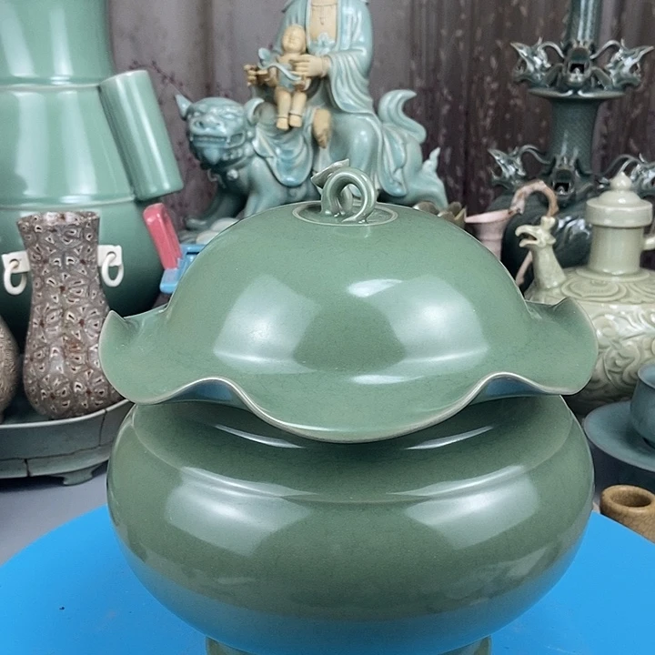 龙泉窑大件荷叶罐一件