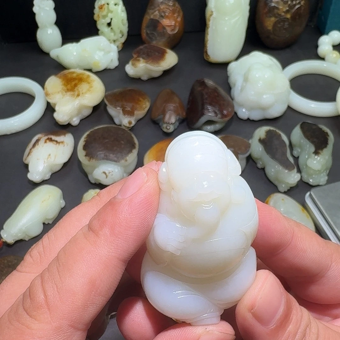 星***带和田玉未镶嵌颈饰