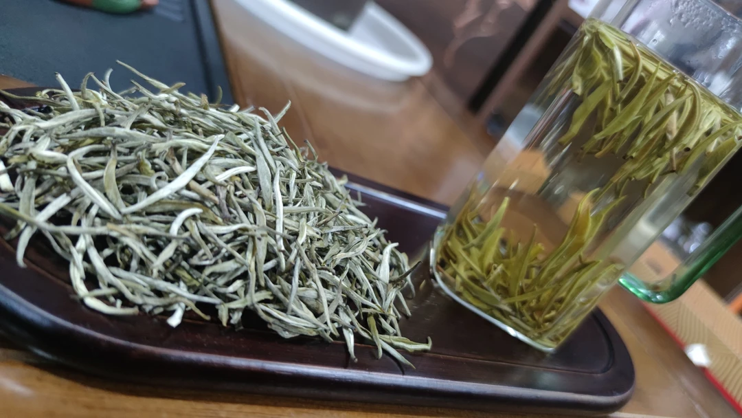 茉莉银针 出汤香气四溢 汤色淡黄 入口浓香淡雅 口舌生津