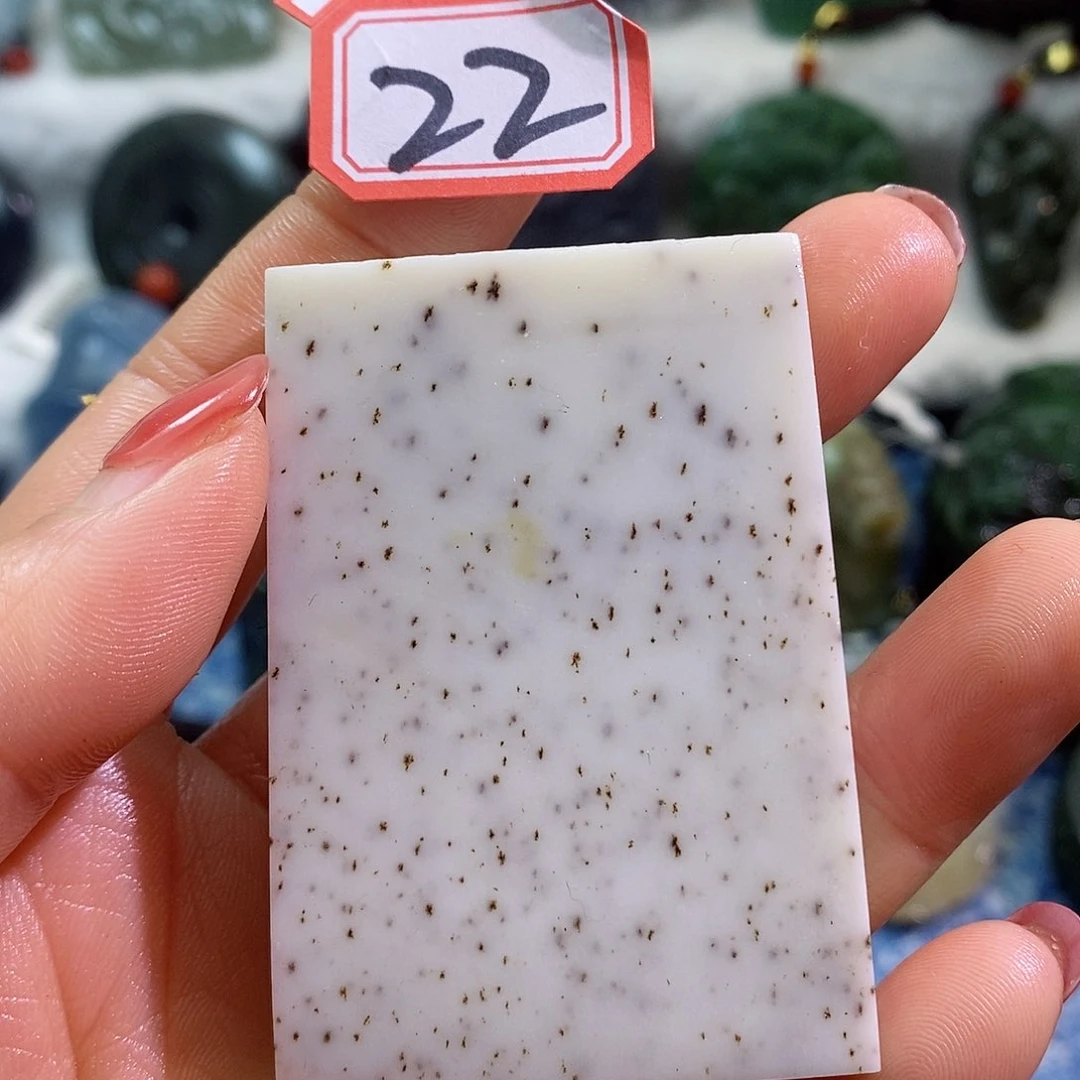 和田玉（糖玉）颈饰足铂镶嵌