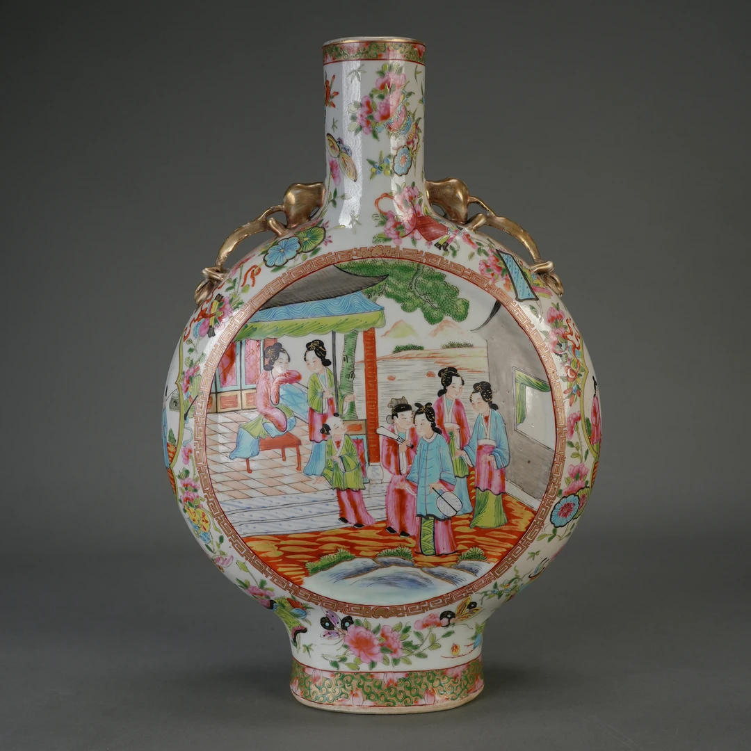 LOT 062026广彩人物故事纹夔龙耳抱月瓶【拍卖】