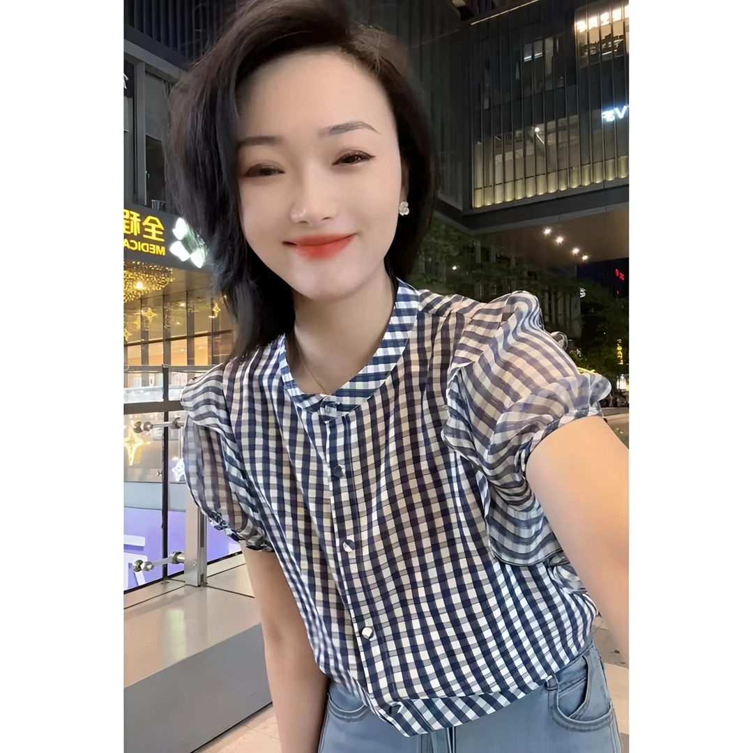 简约时尚休闲设计感圆领短袖格子衬衫女夏款通勤泡泡袖上衣雪纺衫