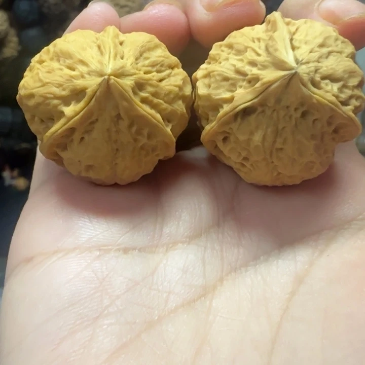 文玩核桃吊坠火箭三棱