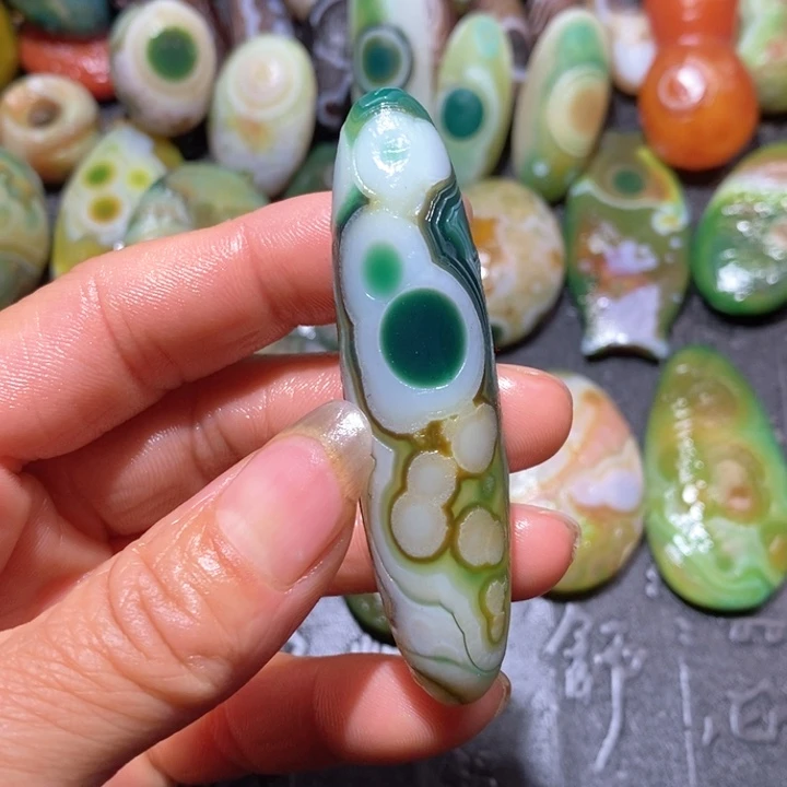 石英质玉颈饰未镶嵌幸****?