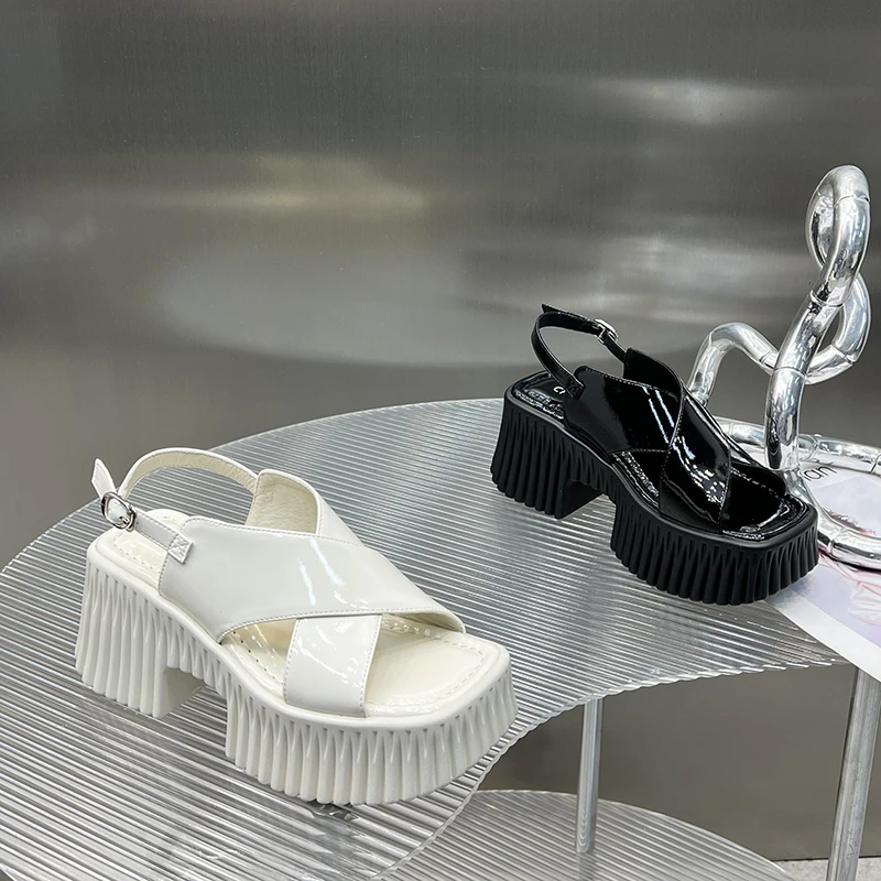 交叉带粗跟凉鞋女2025年夏季新款漆皮港风增高厚底罗马鞋SJ6150-8