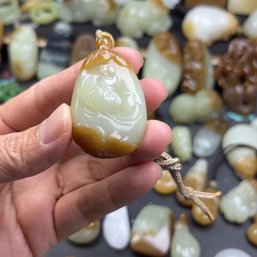 海***红和田玉（糖玉）未镶嵌颈饰
