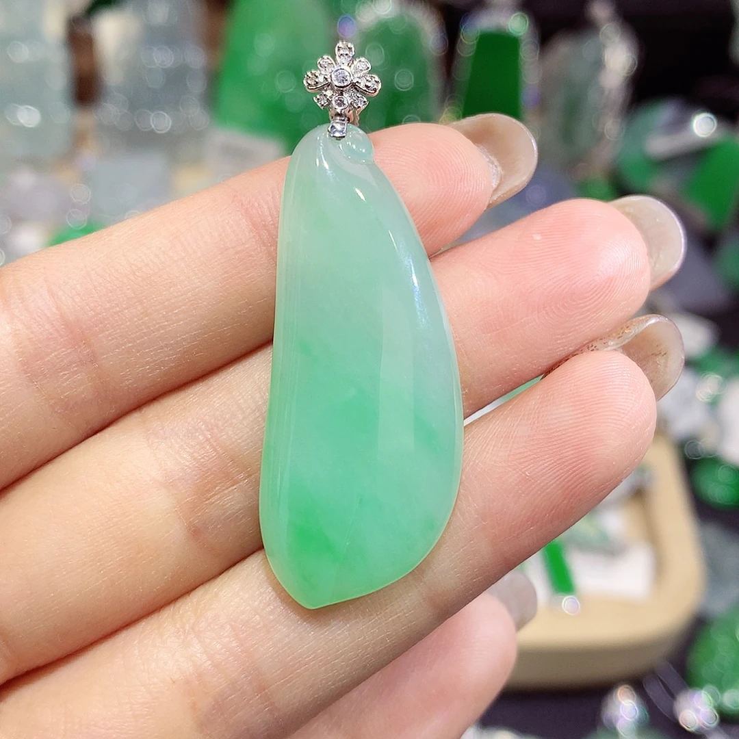 翡翠18K金镶嵌颈饰瓜