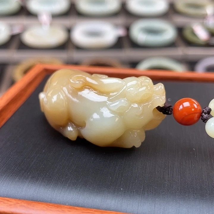 和田玉未镶嵌颈饰（新疆且末金山糖白）