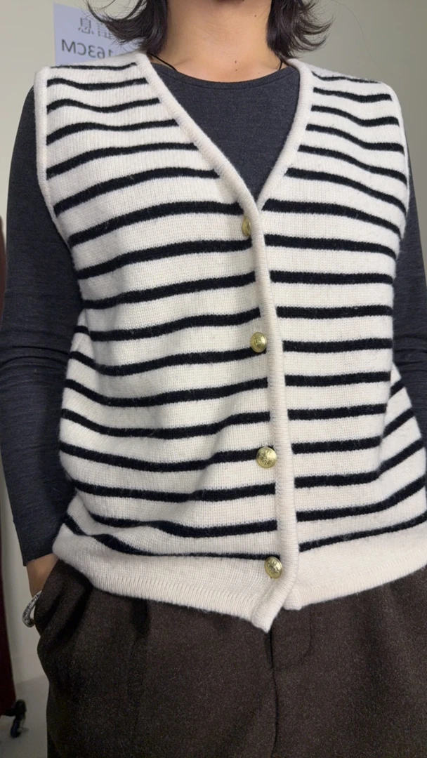 条纹开衫马甲金色扣子