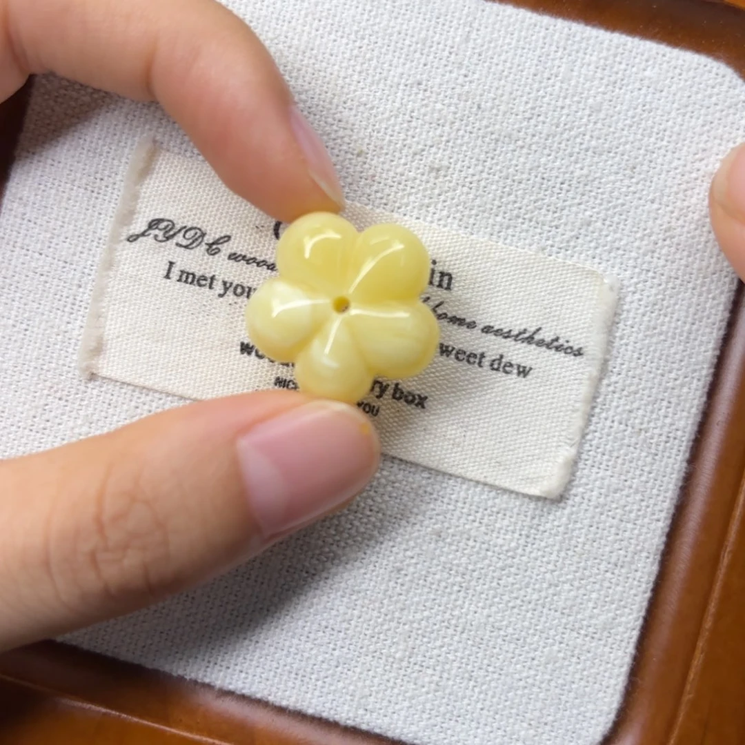 未镶嵌琥珀裸石小花