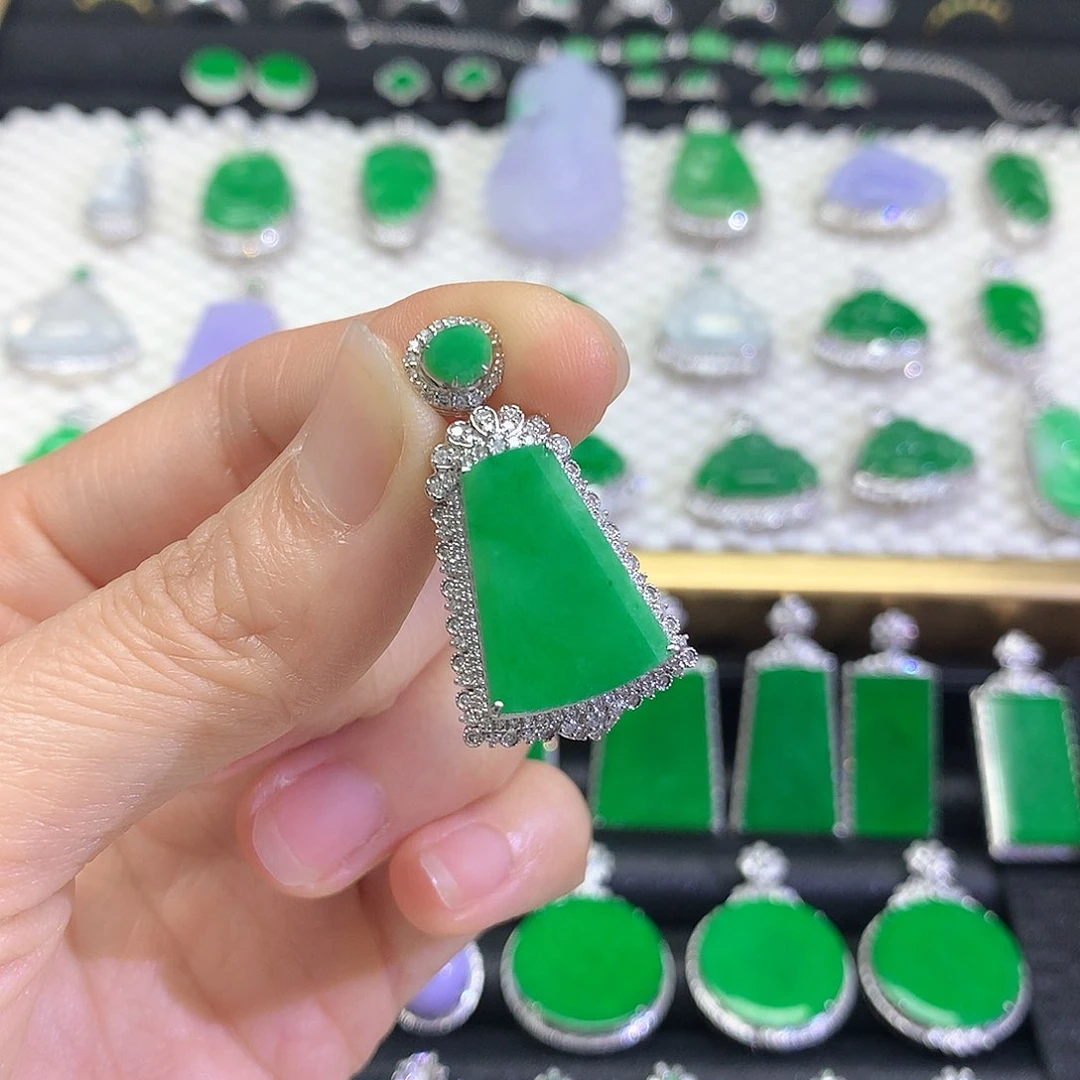 颈饰18K金镶嵌翡翠吊坠