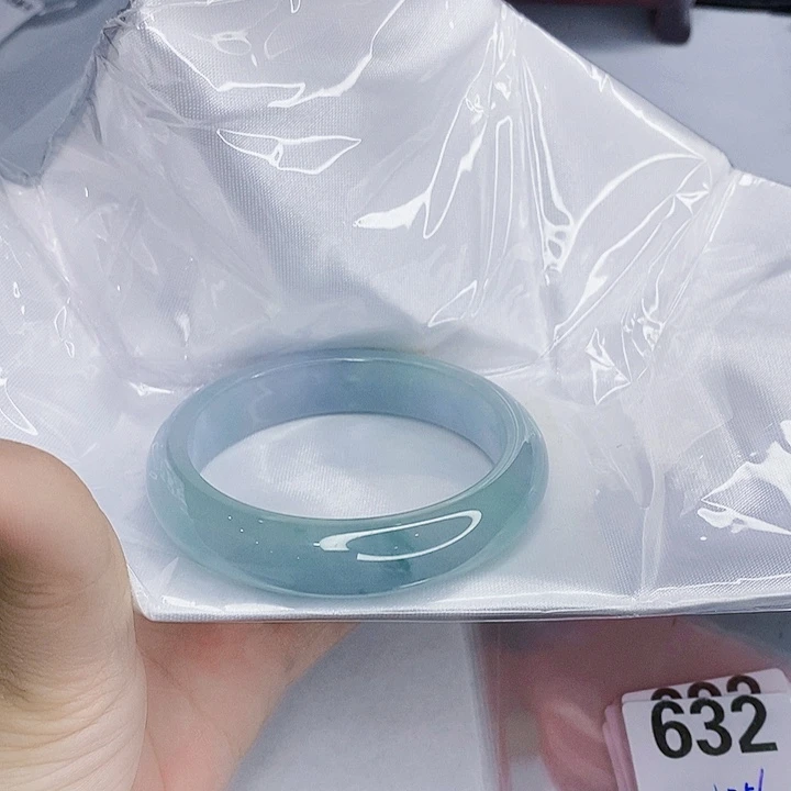 翡翠未镶嵌手镯一图一物实物为准（微瑕处理）