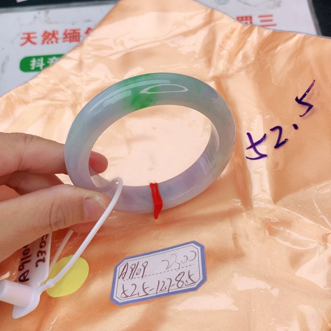 翡翠手镯未镶嵌翡翠