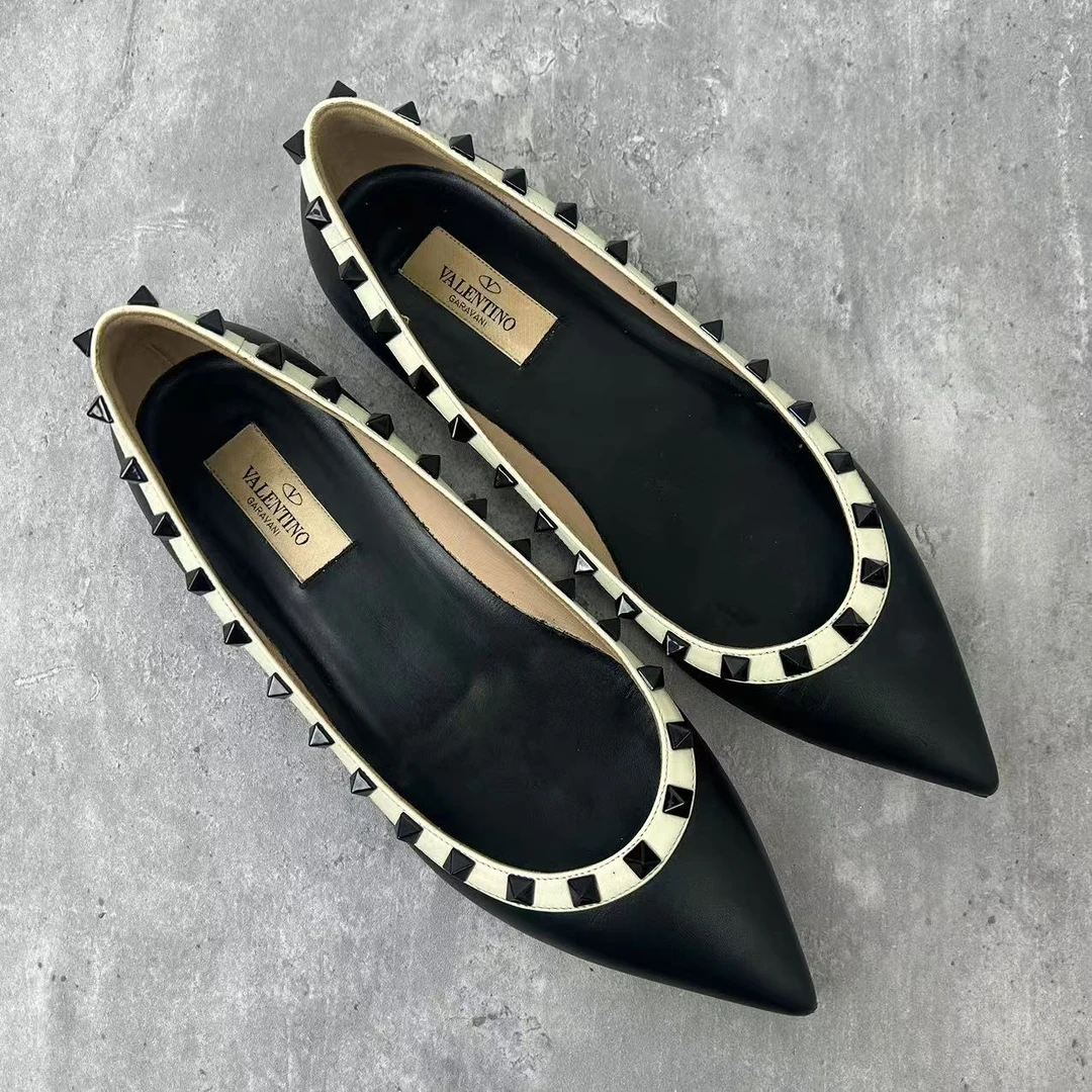 95新 Valentino/华伦天奴 38.5码/仔仔/黑色铆钉平底单鞋 xxs1298