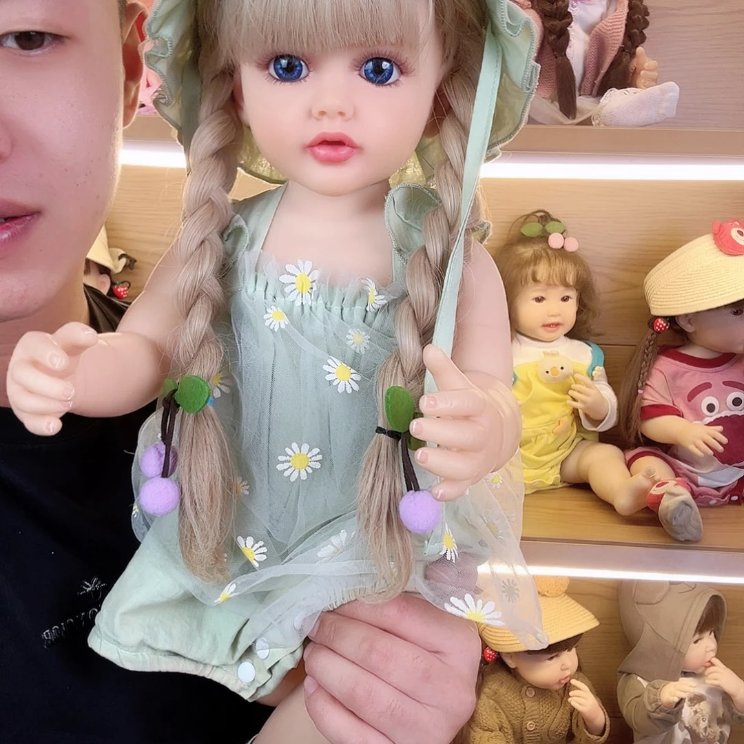 搪胶只有衣服，没有娃娃