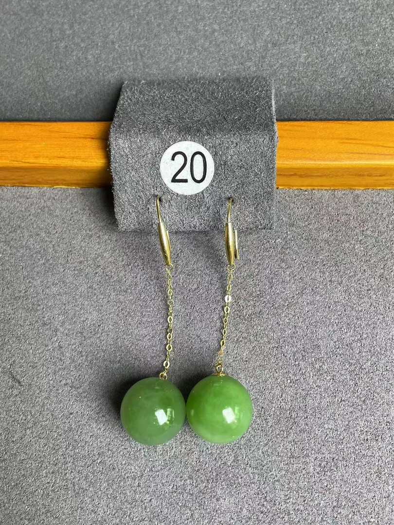 18K金镶嵌天然和田玉碧玉长款大圆珠耳钩