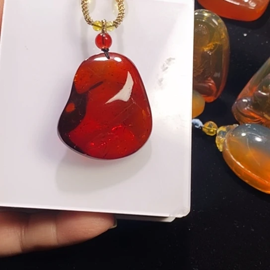 琥珀银S925镶嵌颈饰血珀随形吊坠