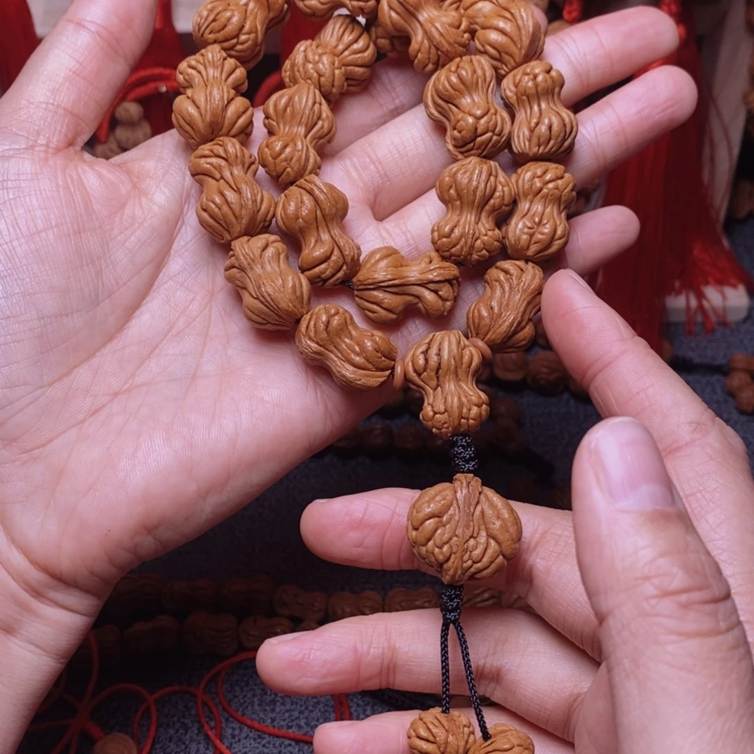 吊坠桃核桃枭手持