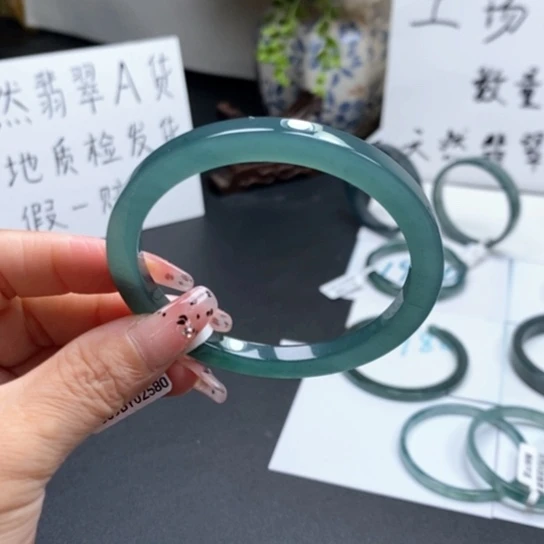 翡翠手镯未镶嵌楷***?59尺寸