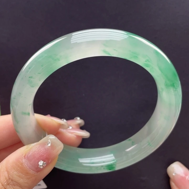 未镶嵌手镯石英质玉所*?