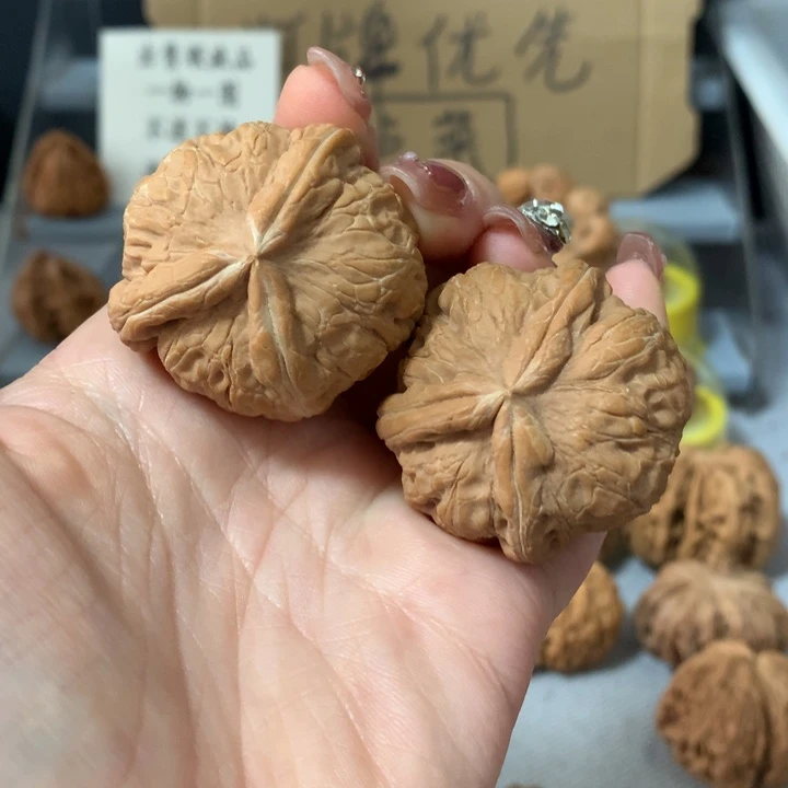 昊***宇吊坠文玩核桃异形单只，有瑕疵