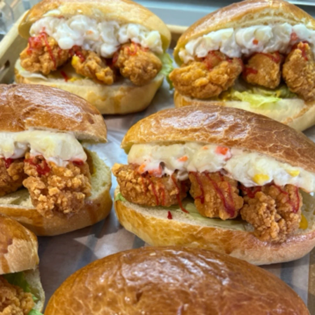 炸鸡土豆沙拉面包