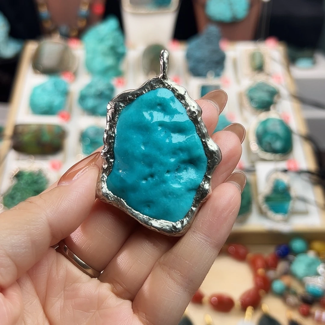 王***王绿松石未镶嵌颈饰