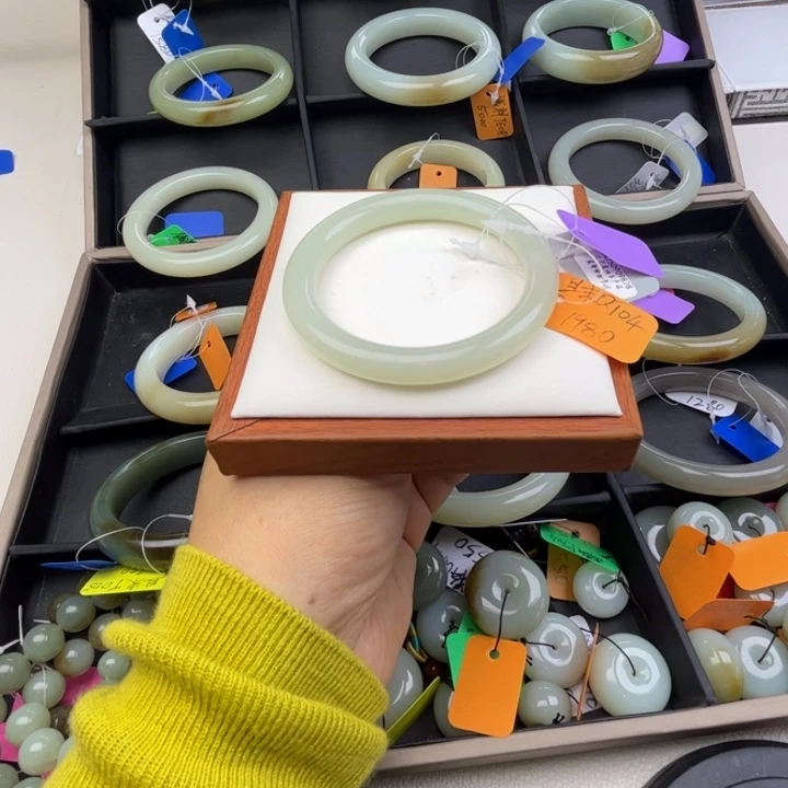 未镶嵌手镯和田玉七月