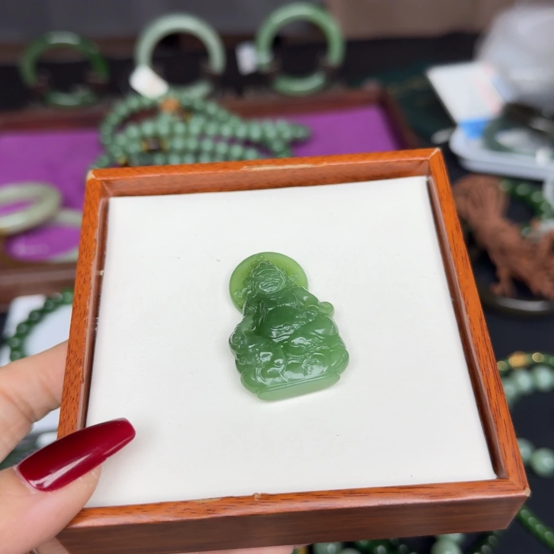 和田玉未镶嵌吊坠(赠链)