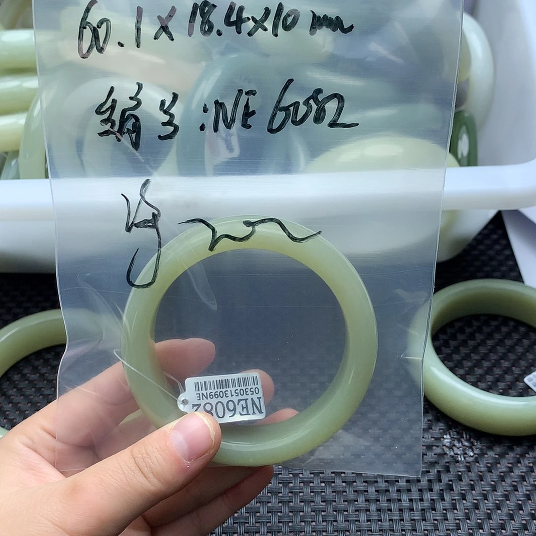 净***心和田玉未镶嵌手镯