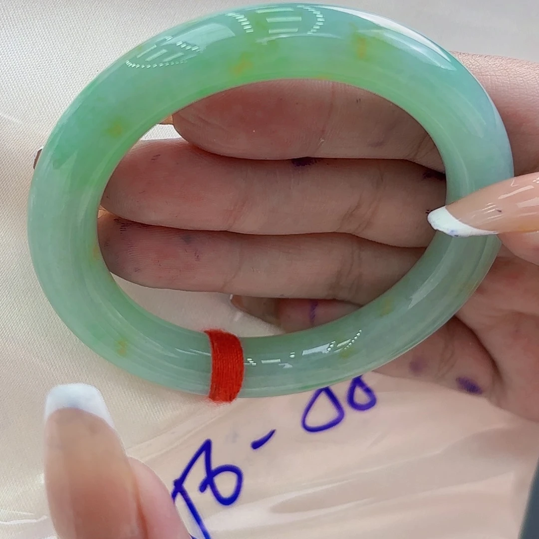 翡翠手镯未镶嵌翡翠手镯