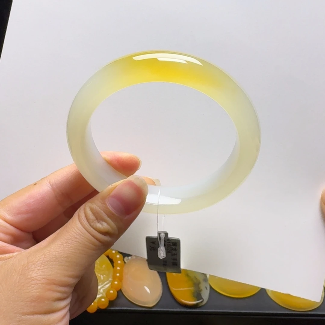 饿***柱石英质玉（黄龙玉）未镶嵌手镯