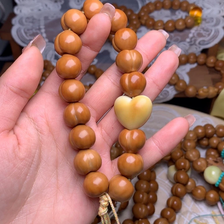 猴头核桃吊坠屁桃手持爱心