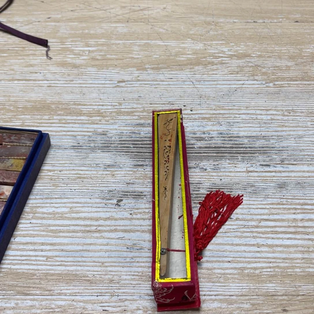 瓷片和**都密密麻麻地排列着一个