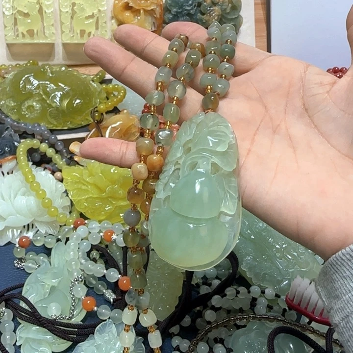 未镶嵌蛇纹石玉吊坠