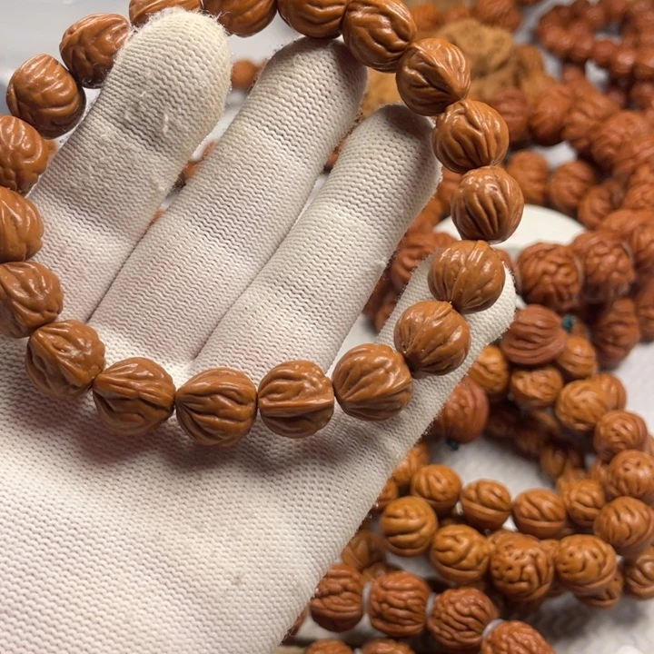 郝*生5号链接桃核手串一个