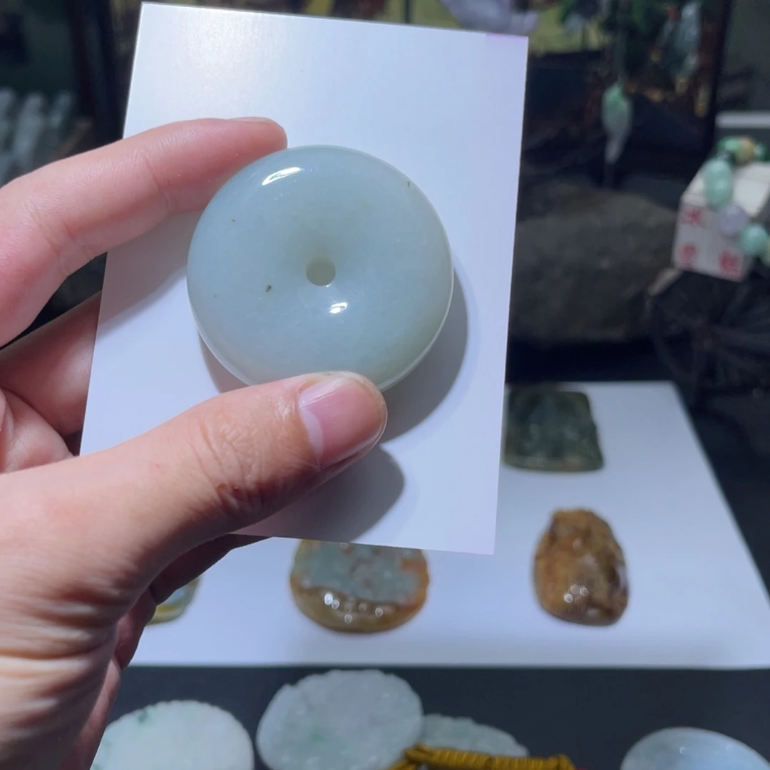 翡翠挂件未镶嵌平安扣